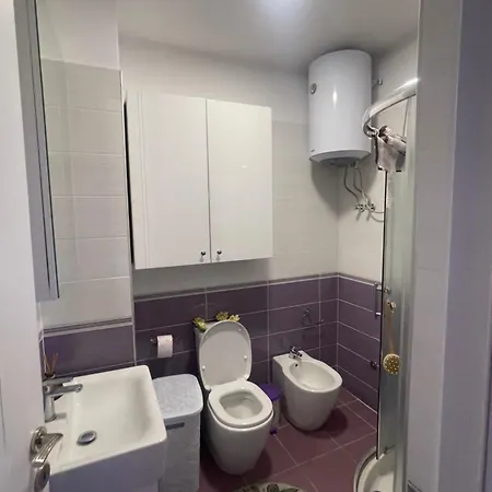 Anna's 2 * ティラナ